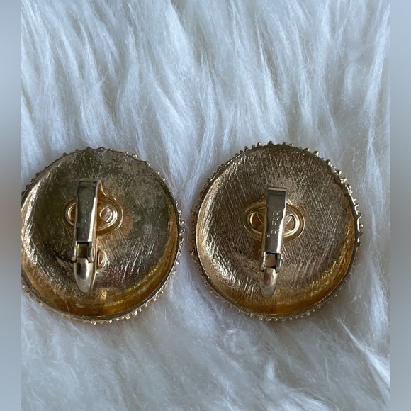 Vintage Trifari Textured Gold Tone and Cream Cabochon Clip-on Earrings - Picture 4 of 7